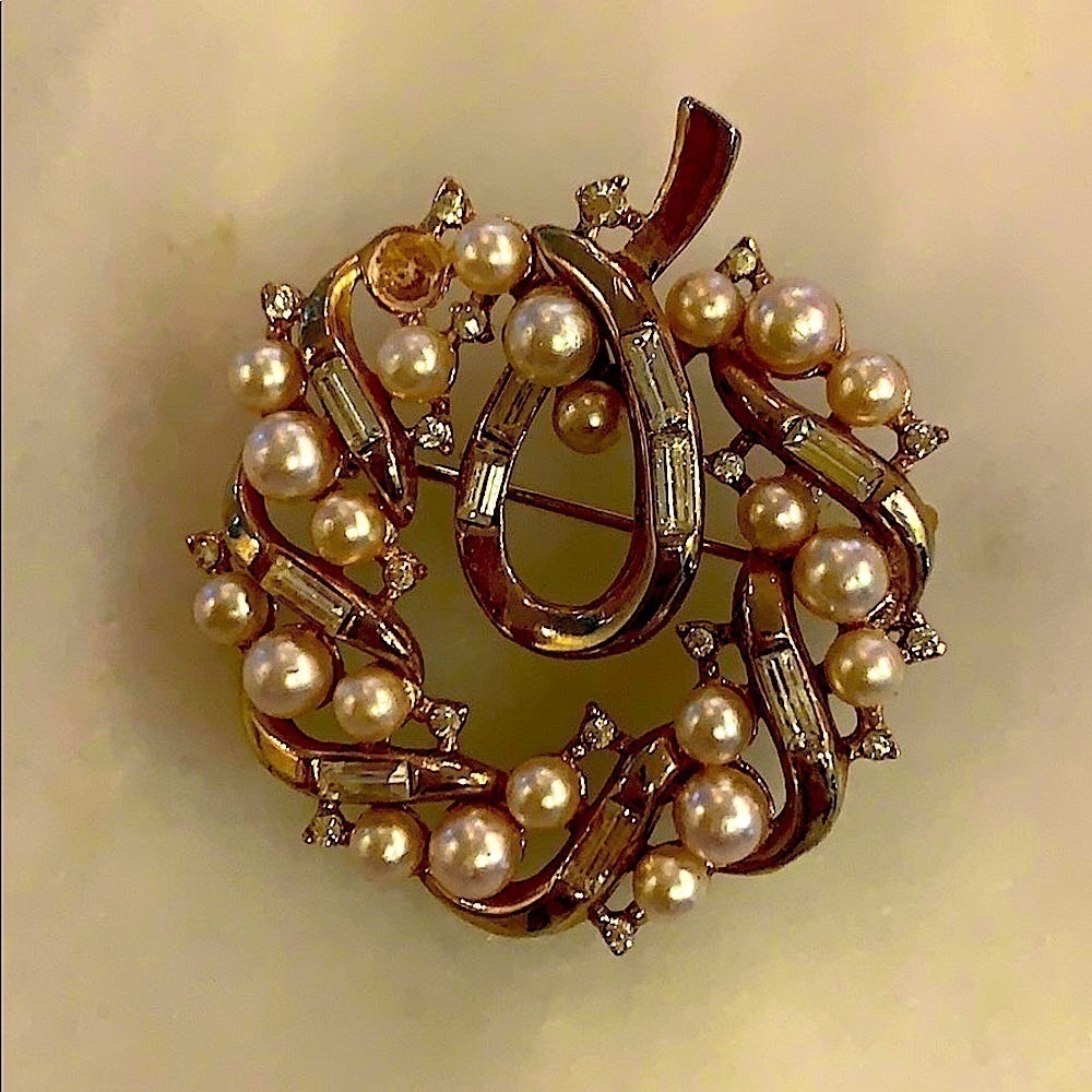 Wreath gold and pearl pin​​​​​​​​